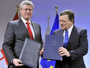Chủ tịch Ủy ban châu Âu Jose Manuel Barroso (phải) và Thủ tướng Canada Stephen Harper.